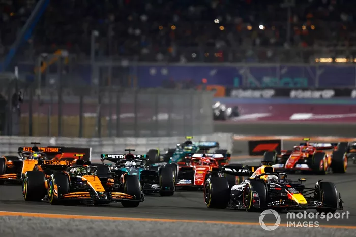 Max Verstappen, Red Bull Racing RB20, adelanta a Lando Norris, McLaren MCL38, por el liderato de la carrera.