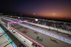 Lando Norris, McLaren MCL38, George Russell, Mercedes F1 W15, Oscar Piastri, McLaren MCL38 