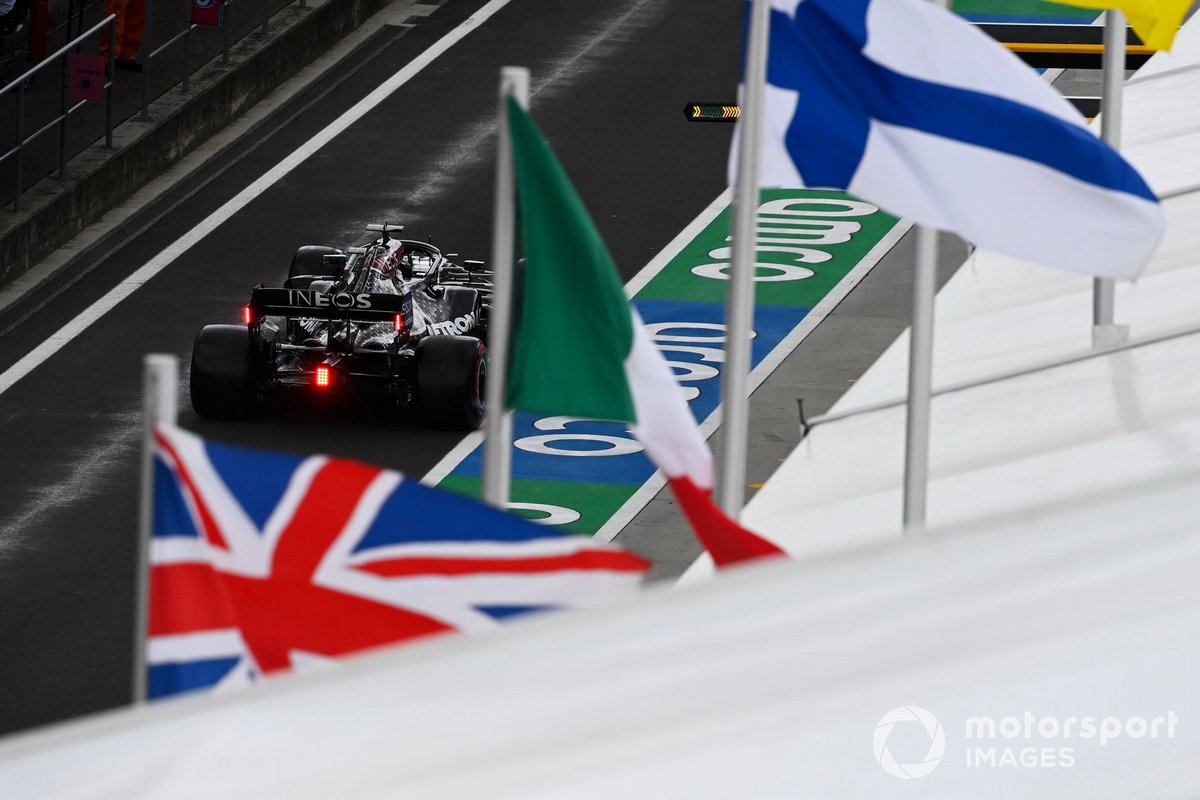 Lewis Hamilton, Mercedes F1 W11, dopo essersi assicurato la pole