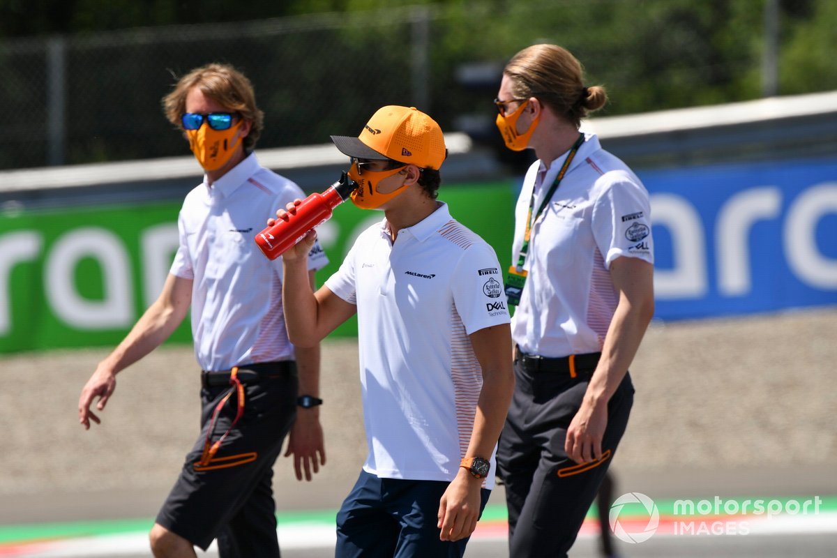 Lando Norris, McLaren, reconnaît la piste