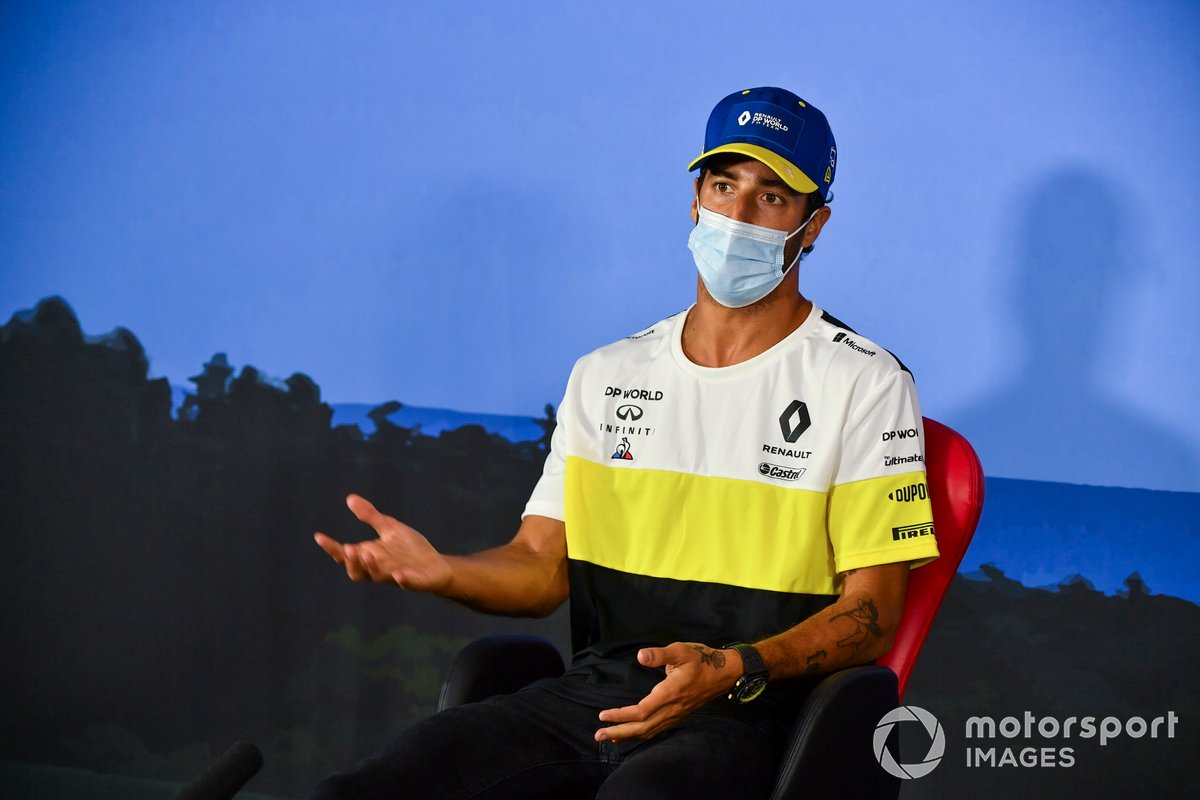 Daniel Ricciardo, Renault F1 Team en la conferencia de prensa