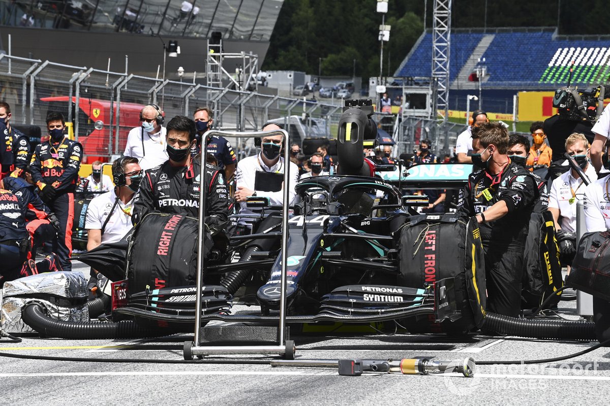Los miembros del equipo Mercedes se arrodillan en la parrilla