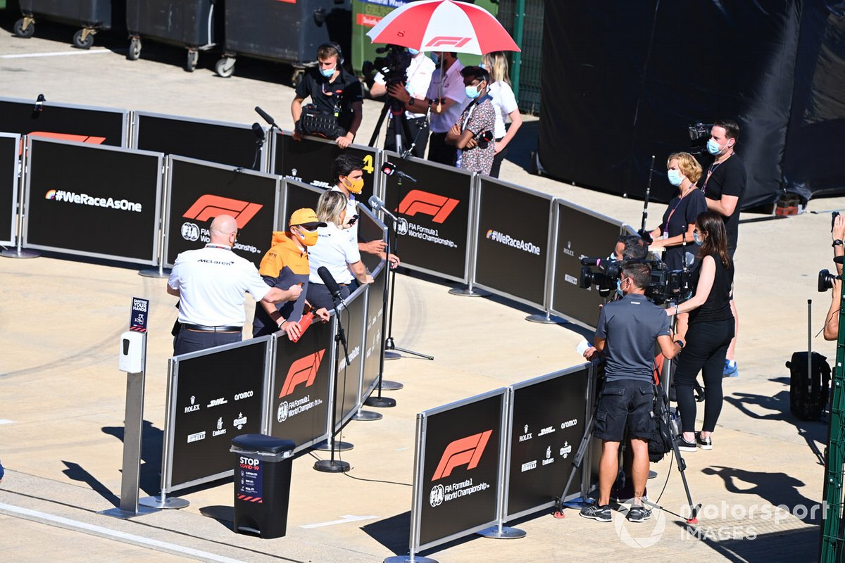 Lando Norris, McLaren et Carlos Sainz Jr., McLaren parlent aux médias