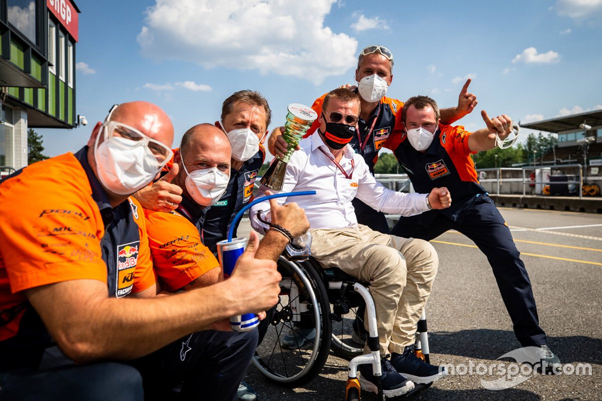 Des membres de Red Bull KTM Factory Racing fêtent la victoire