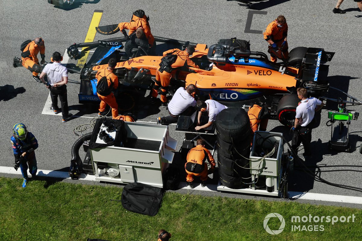 Lando Norris, McLaren MCL35, sulla griglia di partenza