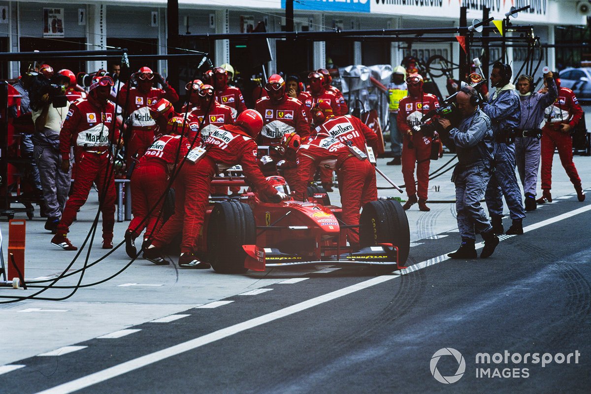 Eddie Irvine, Ferrari F300, se retira en el pit lane