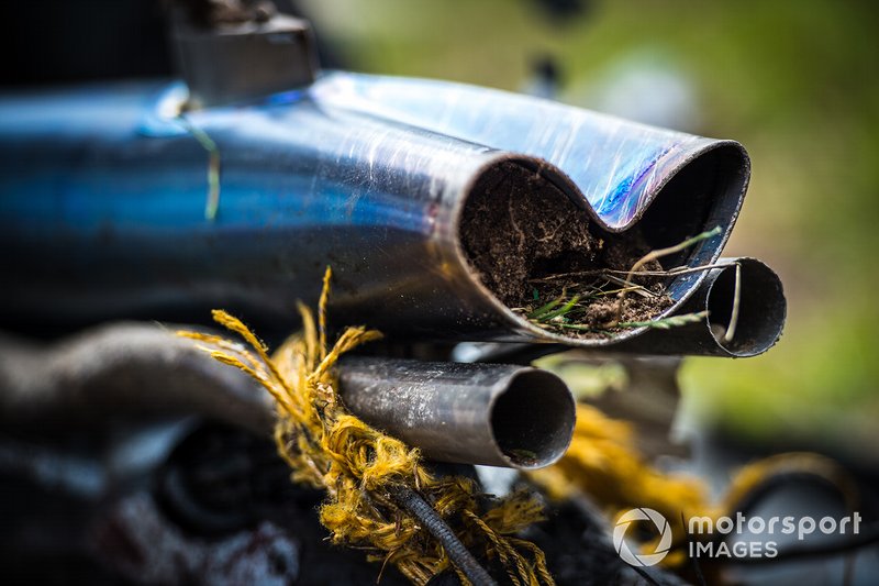 The crashed car of Fernando Alonso, McLaren MP4-31