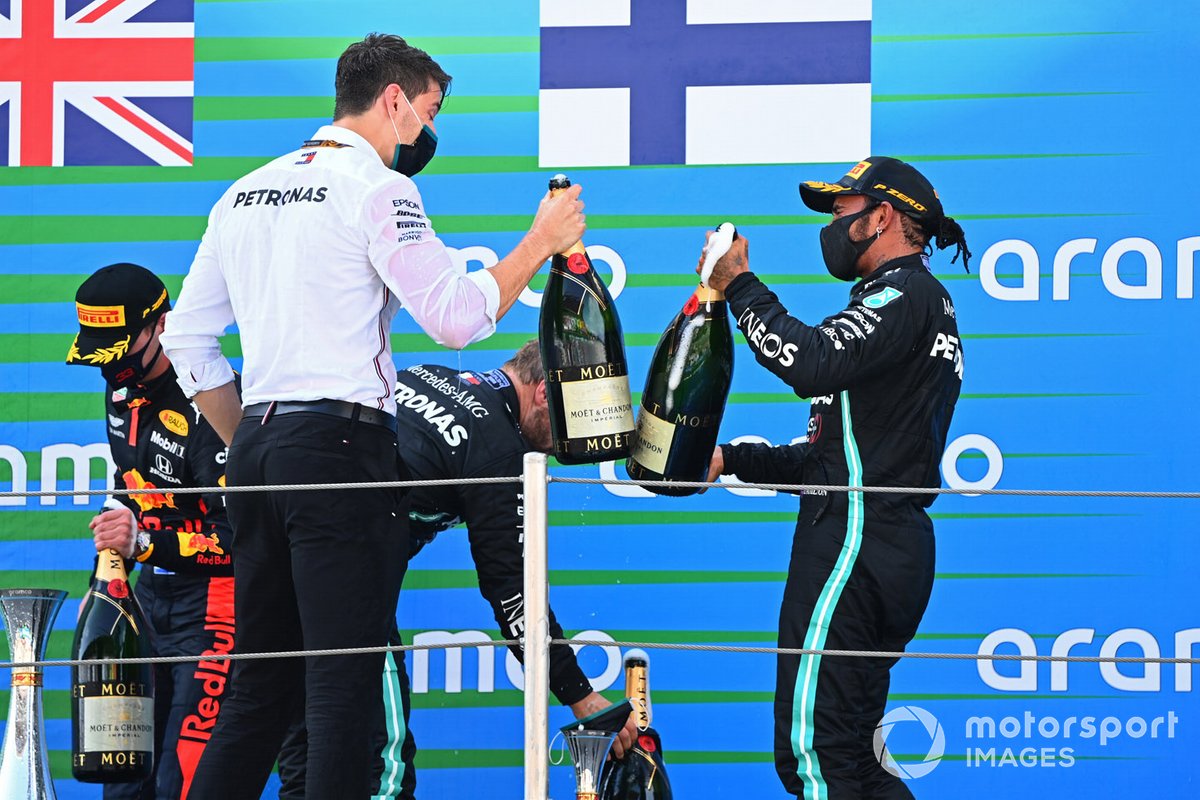 Lewis Hamilton, Mercedes-AMG Petronas F1, primo classificato, festeggia con il suo compagno di squadra sul podio