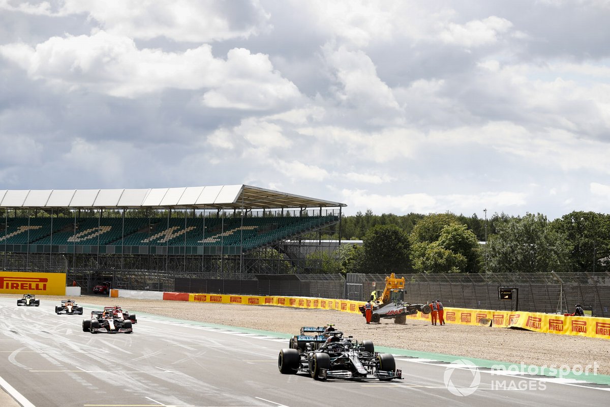 Lewis Hamilton, Mercedes F1 W11, Valtteri Bottas, Mercedes F1 W11, Max Verstappen, Red Bull Racing RB16, y el accidente de Kevin Magnussen, Haas VF-20