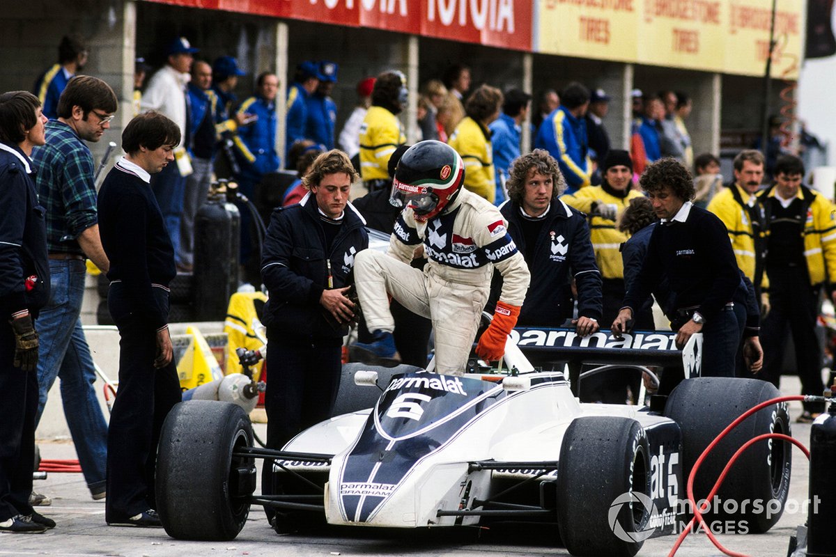 Hector Rebaque sale de su Brabham BT49 Ford en los pits