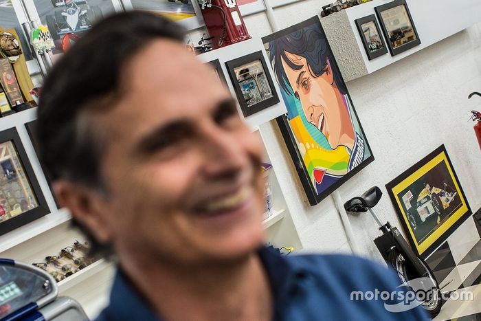 Quadro do tricampeão ao fundo