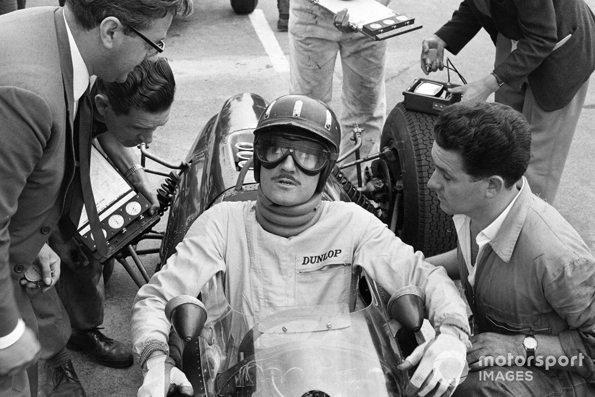 Graham Hill, BRM en conversación con los mecánicos y Tony Rudd