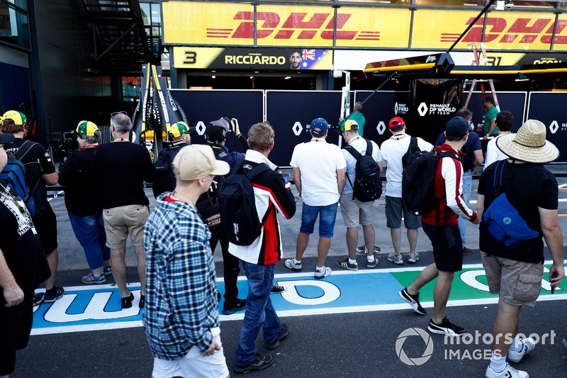 I fan della F1 camminano lungo la Pit Lane