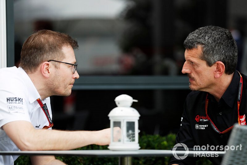 Andreas Seidl, Team Principal, McLaren, e Guenther Steiner, Team Principal, Haas F1 Team