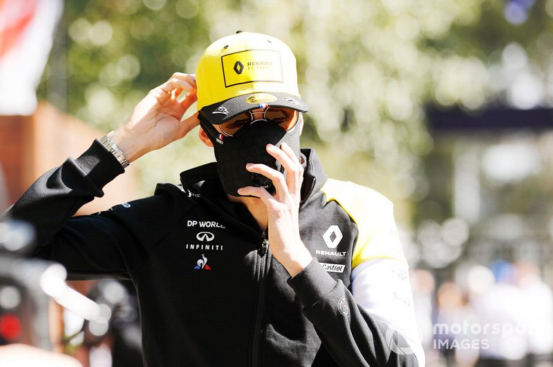 Esteban Ocon, Renault F1, arriva in pista indossando una mascherina e gli occhiali da sole