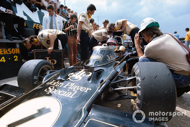 Lotus mechanics around Emerson Fittipaldi, Lotus 72D Ford