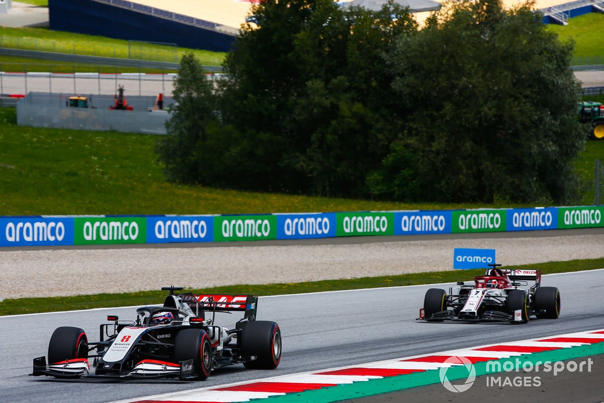 Romain Grosjean, Haas VF-20, precede Kimi Raikkonen, Alfa Romeo Racing C39