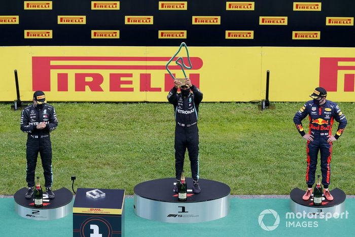 Podio: ganador de la carrera Lewis Hamilton, Mercedes-AMG Petronas F1, segundo lugar Valtteri Bottas, Mercedes-AMG Petronas F1 y el tercer lugar Max Verstappen, Red Bull Racing
