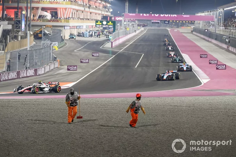 Nico Hulkenberg, Haas VF-23, Alex Albon, Williams FW45, Logan Sargeant, Williams FW45, mentre i commissari attraversano una trappola di ghiaia per ripulire la pista.