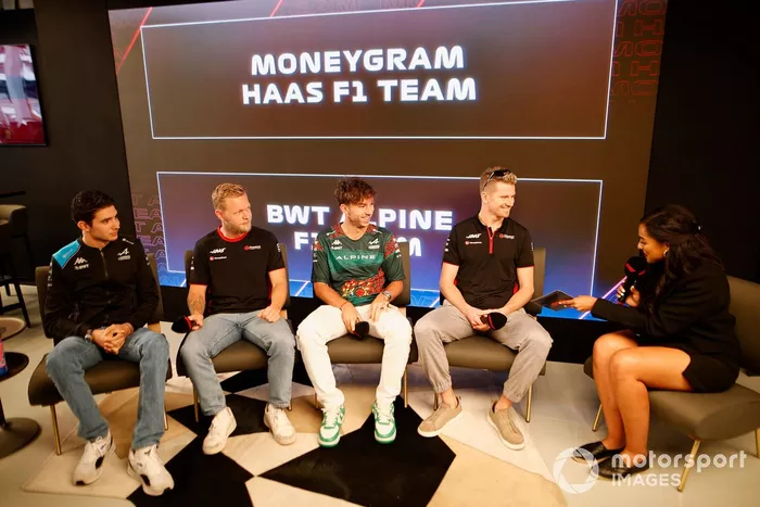 Esteban Ocon, Alpine F1 Team, con Kevin Magnussen, Haas F1 Team, Pierre Gasly, Alpine F1 Team, Nico Hulkenberg, Haas F1 Team