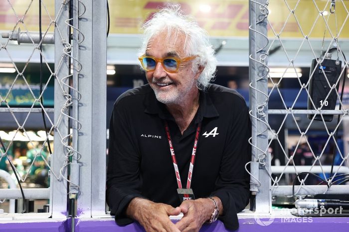 Flavio Briatore, Alpine F1 observa durante el Gran Premio de F1 de Arabia Saudí 