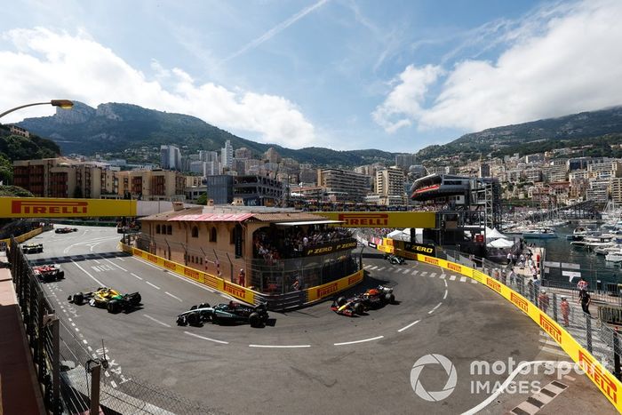 Lando Norris, McLaren MCL38, George Russell, Mercedes F1 W15, Max Verstappen, Red Bull Racing RB20