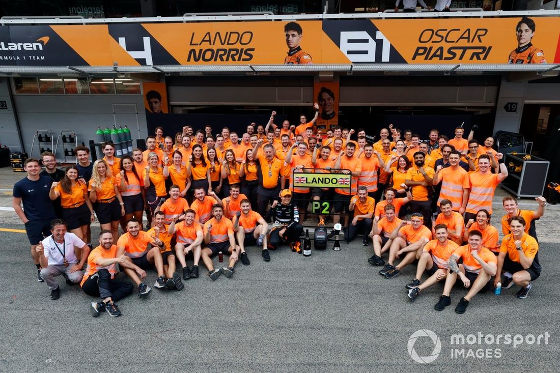 Lando Norris, McLaren F1 Team, 2. pozycja, Andrea Stella, dyrektor zespołu, McLaren F1 Team, Oscar Piastri, McLaren F1 Team, zespół McLaren świętuje po wyścigu