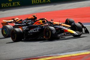 Max Verstappen, Red Bull Racing RB20, lucha con Lando Norris, McLaren MCL38