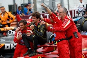 Charles Leclerc, Scuderia Ferrari, 1ª posição, festeja com a sua equipa no Parc Ferme 