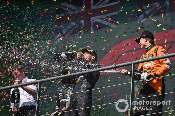 Oscar Piastri, McLaren F1 Team, 3ª posición, rocía con champán a George Russell, Mercedes-AMG F1 Team, 1ª posición.