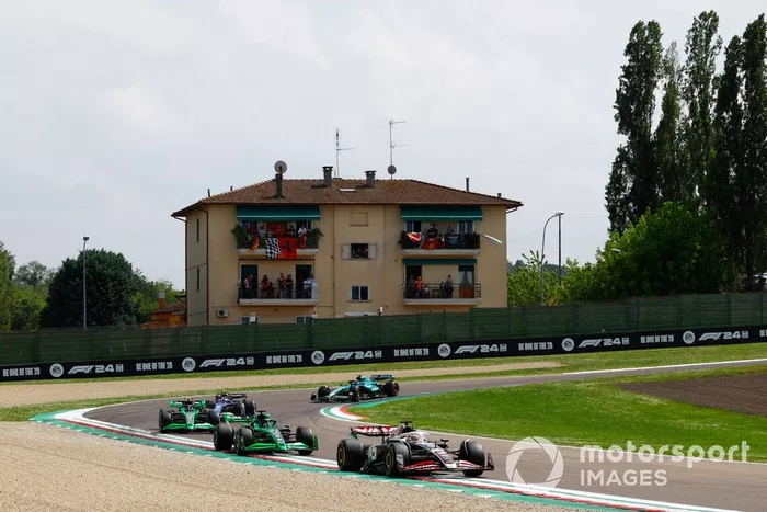 Kevin Magnussen, Haas VF-24, Valtteri Bottas, Stake F1 Team Kick Sauber C44, Zhou Guanyu, Stake F1 Team Kick Sauber C44