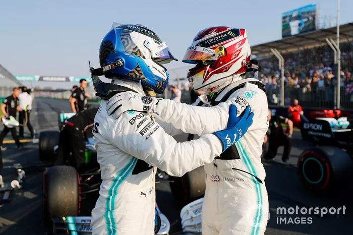 El poleman Lewis Hamilton, Mercedes AMG F1 y Valtteri Bottas, Mercedes AMG F1 dans le Parc Fermé