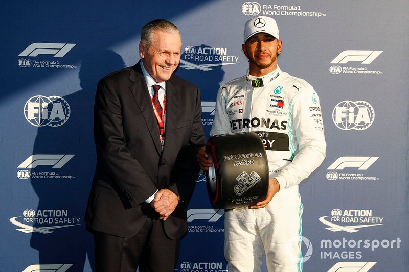 Il poleman Lewis Hamilton, Mercedes AMG F1 riceve il premio Pirelli Pole Position Award al Parco Chiuso da Alan Jones, Ex Campione del Mondo F1
