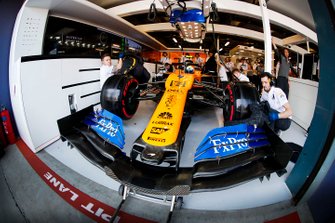 Lando Norris, McLaren MCL34, in de garage