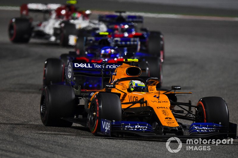 Lando Norris, McLaren MCL34, precede Alexander Albon, Toro Rosso STR14, e Daniil Kvyat, Toro Rosso STR14