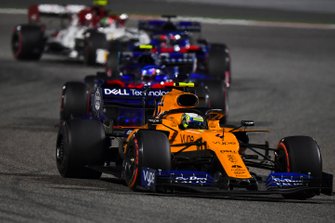 Lando Norris, McLaren MCL34, Alexander Albon, Toro Rosso STR14, Daniil Kvyat, Toro Rosso STR14
