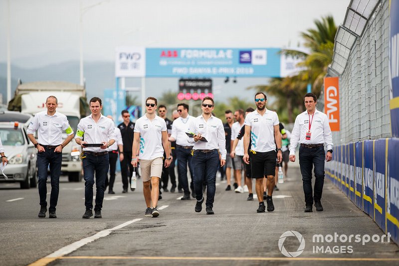 Stoffel Vandoorne, HWA Racelab, Gary Paffett, HWA Racelab, walk the track with team members