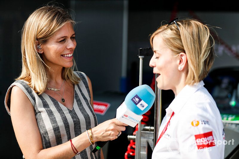 Susie Wolff, directora del equipo, Venturi Fórmula E, habla con la presentadora de televisión Nicki Shields