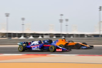 Alexander Albon, Toro Rosso STR14 ve Carlos Sainz Jr., McLaren MCL34