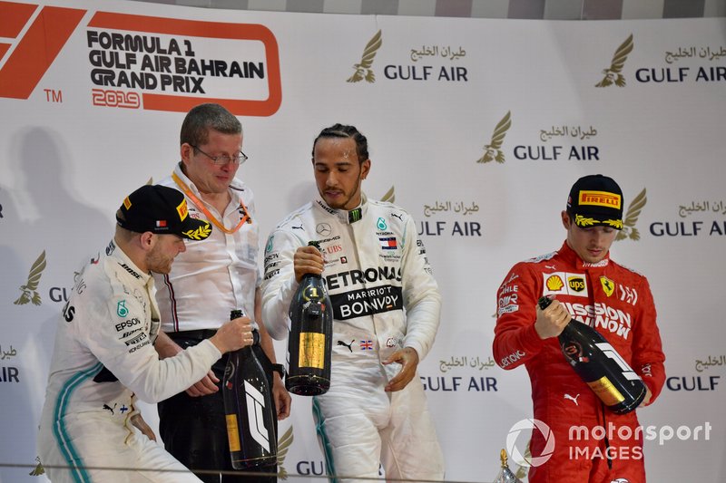 Valtteri Bottas, Mercedes AMG F1, 2° classificato, Andy Cowell, Managing Director, HPP, Mercedes AMG, Lewis Hamilton, Mercedes AMG F1, 1° classificato, e Charles Leclerc, Ferrari, 3° classificato, sul podio