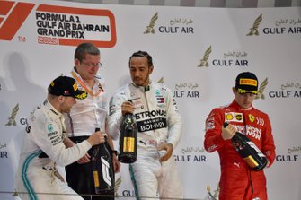 Valtteri Bottas, Mercedes AMG F1, Andy Cowell, Managing Director, HPP, Mercedes AMG, Lewis Hamilton, Mercedes AMG F1, en Charles Leclerc, Ferrari, op het podium