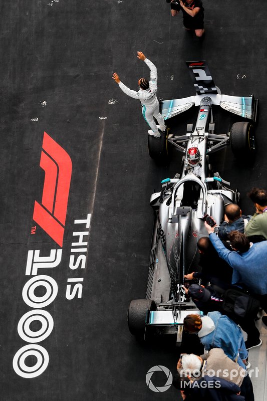 Lewis Hamilton, Mercedes AMG F1, festeggia la vittoria della gara, nel parco chiuso
