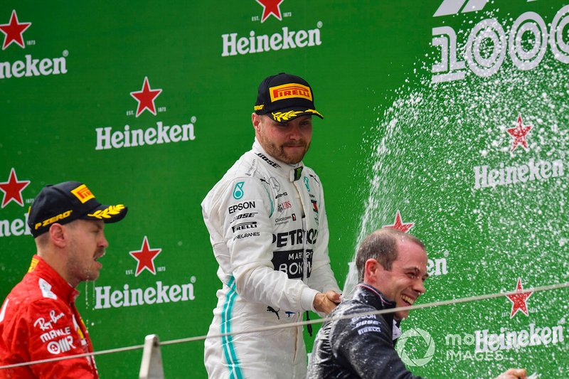 Valtteri Bottas, Mercedes AMG F1, secondo, spruzza champagne sul podio