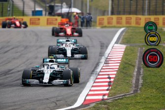 Valtteri Bottas, Mercedes AMG W10 voor Lewis Hamilton, Mercedes AMG F1 W10 en Sebastian Vettel, Ferrari SF90