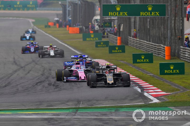 Kevin Magnussen, Haas F1 Team VF-19, precede Lance Stroll, Racing Point RP19, e Daniil Kvyat, Toro Rosso STR14