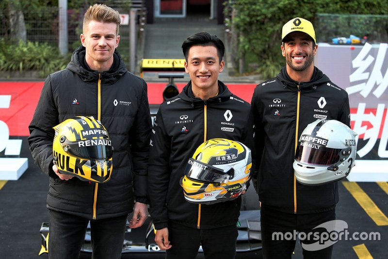 Nico Hulkenberg, Renault F1 Team, Daniel Ricciardo, Renault F1 Team, Guanyu Zhou, pilote de développement Renault F1 Team avec leurs casques