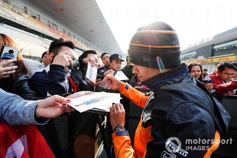 Lando Norris, McLaren signs an autograph for a fan