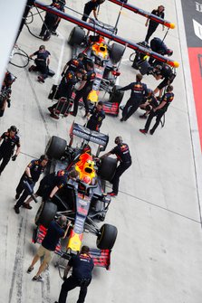 Wagens van Max Verstappen, Red Bull Racing RB15, en Pierre Gasly, Red Bull Racing RB15