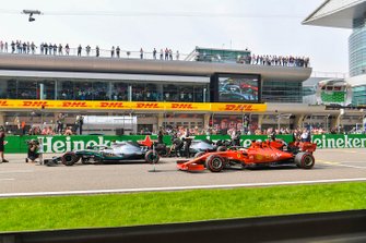 Valtteri Bottas, Mercedes AMG W10, Lewis Hamilton, Mercedes AMG F1 W10, en Sebastian Vettel, Ferrari SF90,