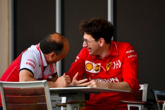 Frederic Vasseur, Team Principal, Alfa Romeo Racing ve Mattia Binotto, Takım Patronu, Ferrari